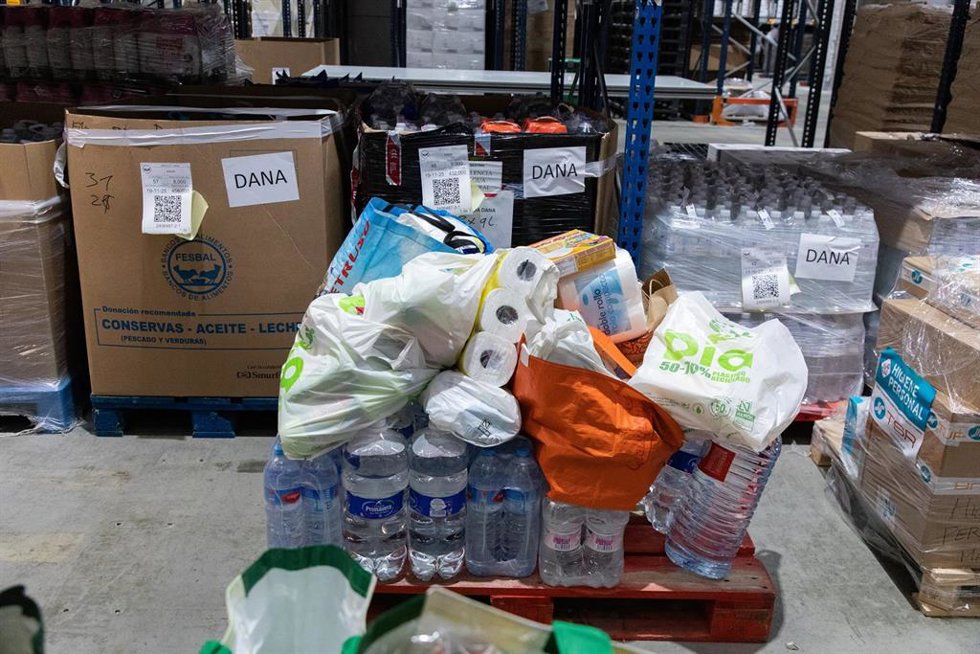 Archivo - Palés y cajas llenos de productos, en una recogida de alimentos