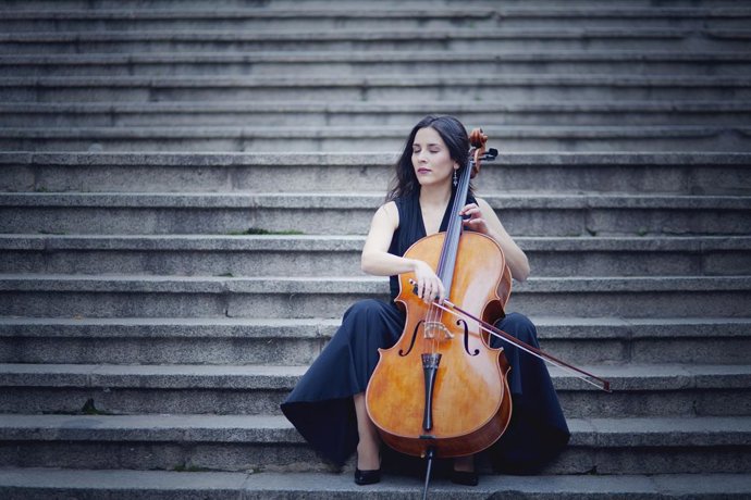 Archivo - La violonchelista Iris Azquinezer, en una imagen de archivo