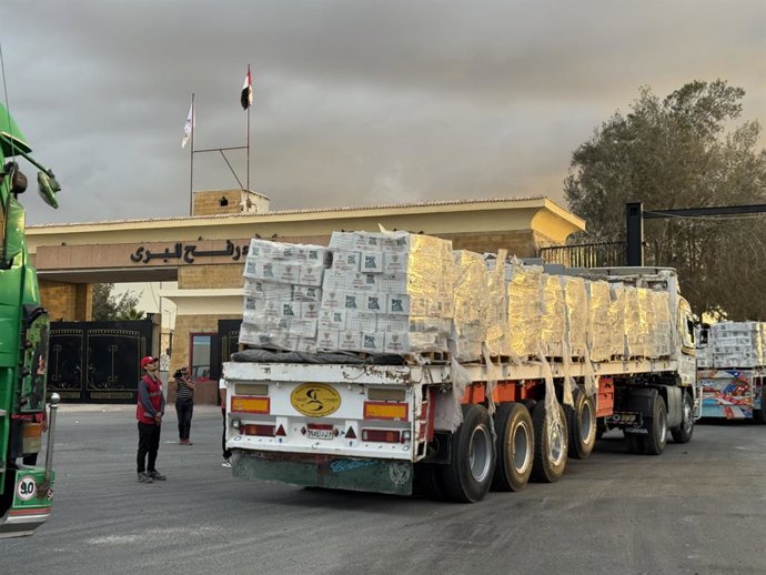 SHARM EL-SHEIKH, 12 de outubro de 2025 -- Caminhões transportando ajuda humanitária entram em Gaza pelo lado egípcio da passagem de fronteira de Rafah em 12 de outubro de 2025. O presidente egípcio Abdel Fattah al-Sisi disse na sexta-feira que o Egito com