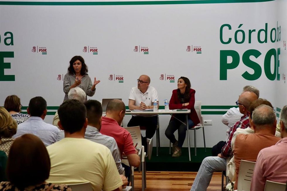 Ángeles Prieto (de pie, al fonto), interviene en el encuentro con cargos orgánicos e institucionales de su partido en Córrdoba.