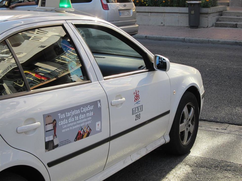 Archivo - Un taxi a la espera de clientes
