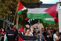 Manifestantes llaman al "boicot a Israel" a las puertas de un Valencia Basket-Hapoel con refuerzo policial