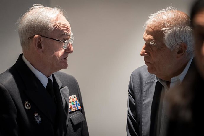 El Jefe de Estado Mayor de la Defensa, Teodoro Esteban López Calderón, y el ex alto representan de la UE para Asuntos Exteriores y Política de Seguridad y Presidente de CIDOB, Josep Borrell, en IE University, a 15 de octubre de 2025, en Madrid (España).