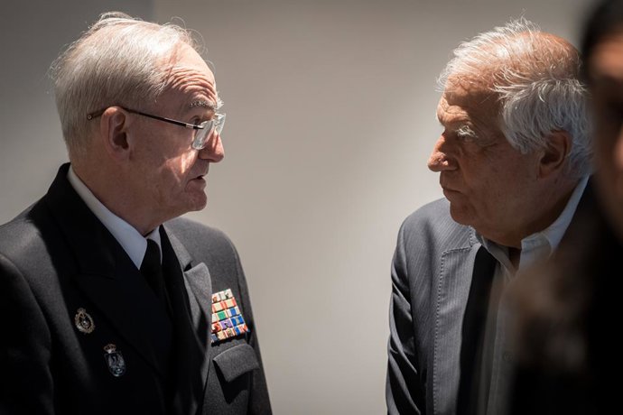 El Jefe de Estado Mayor de la Defensa (JEMAD), Teodoro Esteban López Calderón (i), y el ex alto representan de la UE para Asuntos Exteriores y Política de Seguridad y Presidente de CIDOB, Josep Borrell (d), durante en el foro  'A los 40 años de la adhesió