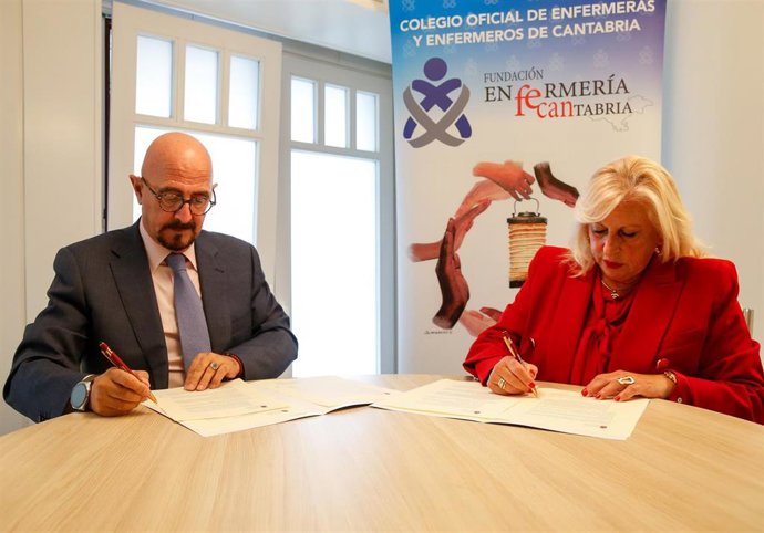 El consejero de Salud, César Pascual, y la presidenta del Colegio, Mariluz Fernández, firman un pacto con el Colegio de Enfermería de Cantabria para evitar las agresiones y disuadir el intrusismo