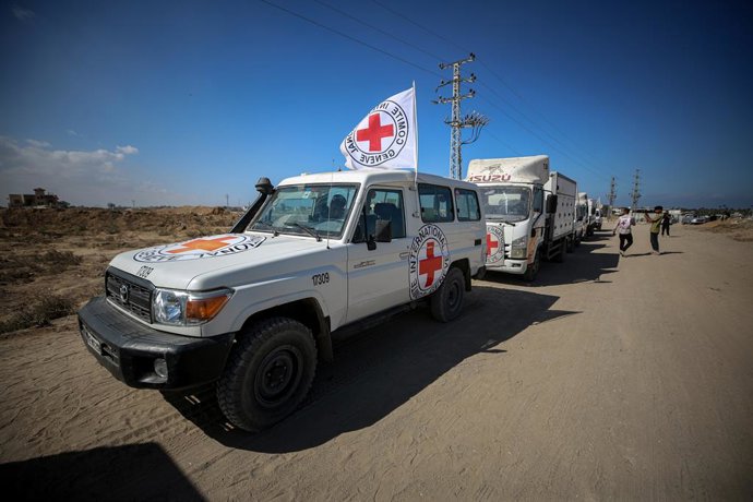 October 15, 2025, Dair El-Balah, Gaza Strip, Palestinian Territory: Members of the International Committee of the Red Cross (ICRC) wait near the Kisufim Border Gate in central Gaza to receive the bodies of around 60 Palestinians held by Israel, as part of