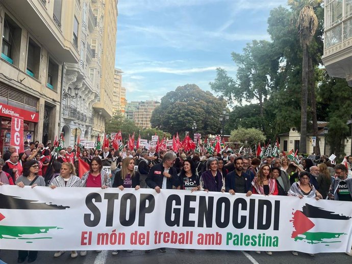 Una manifestación recorre el centro de València para exigir "una paz justa" y reclamar la "reconstrucción" de Palestina