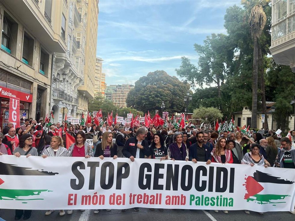 Una manifestación recorre el centro de Valncia para exigir "una paz justa" y reclamar la "reconstrucción" de Palestina