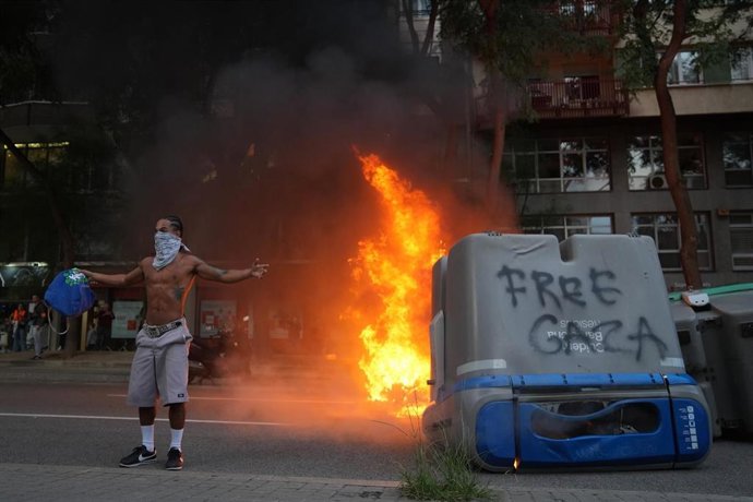 Un contenedor quemado durante en una marcha unitaria de entidades propalestinas