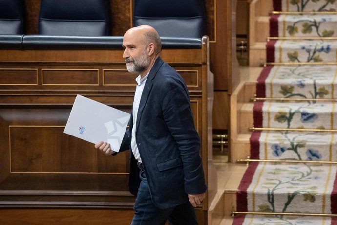 Archivo - El diputado de BNG, Néstor Rego, durante una sesión plenaria, en el Congreso de los Diputados, a 17 de junio de 2025, en Madrid (España). El Pleno del Congreso de los Diputados debate y vota hoy una proposición de ley del PP para garantizar la a
