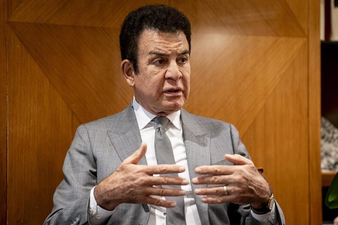 O candidato do Partido Liberal de Honduras para as eleições hondurenhas, Salvador Nasralla, durante uma entrevista para a Europa Press no Hotel Continental, em 15 de outubro de 2025, em Madri (Espanha). Fundador do Partido Anticorrupção em 2011, ele foi c