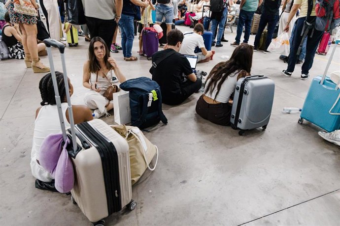 Archivo - Viajeros en una estación. Imagen de archivo.