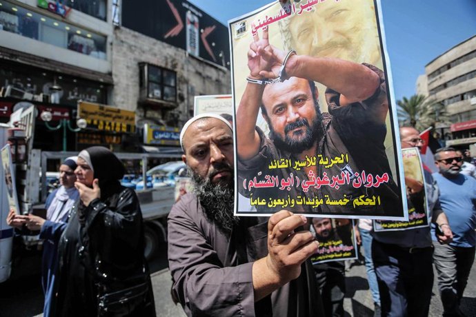 Archivo - 20 de agosto de 2025, Nablus, Cisjordânia, Palestina: Manifestantes seguram fotos do prisioneiro palestino Marwan Barghouti, que está cumprindo cinco sentenças de prisão perpétua e 40 anos em prisões israelenses, durante um protesto exigindo sua