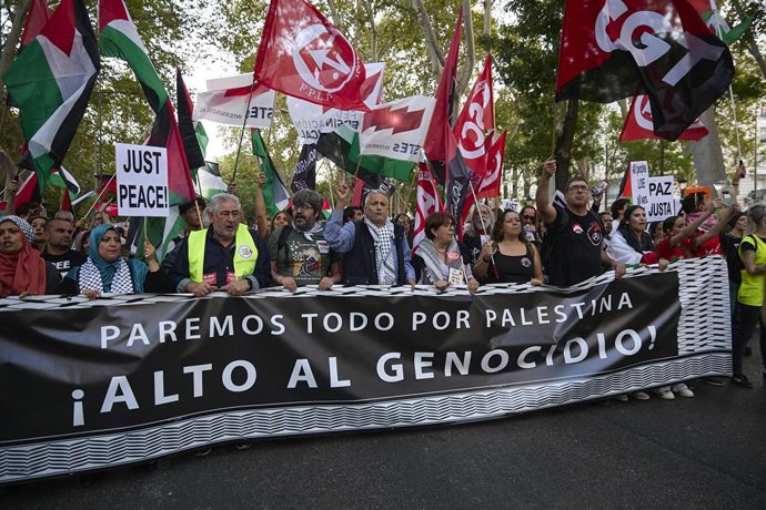 Decenas de personas durante una marcha con motivo de la huelga general convocada en apoyo a Palestina, a 15 de octubre de 2025, en Madrid (España). La marcha forma parte de la movilización nacional promovida por sindicatos como CGT, Solidaridad Obrera, AS