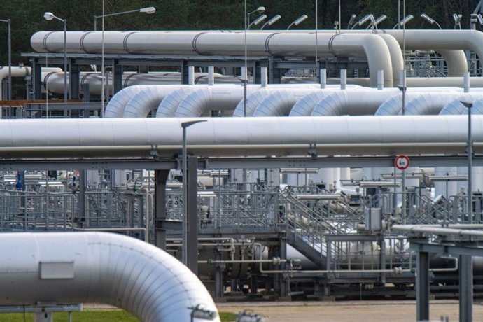 Archivo - FILED - 28 September 2022, Mecklenburg-Western Pomerania, Lubmin: Pipe systems and shut-off devices in the gas receiving station of the former Nord Stream 2 Baltic Sea pipeline and the transfer station of the Eugal gas pipeline (European Gas Pip