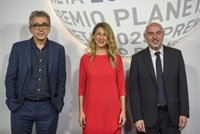 Yolanda Díaz, Jaume Collboni y Albert Dalmau asisten a la entrega del Premio Planeta en el MNAC