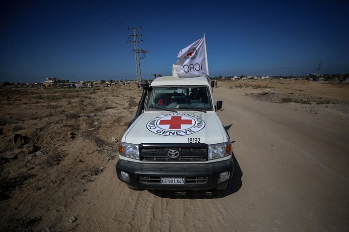 October 15, 2025, Dair El-Balah, Gaza Strip, Palestinian Territory: Members of the International Committee of the Red Cross (ICRC) wait near the Kisufim Border Gate in central Gaza to receive the bodies of around 60 Palestinians held by Israel, as part of
