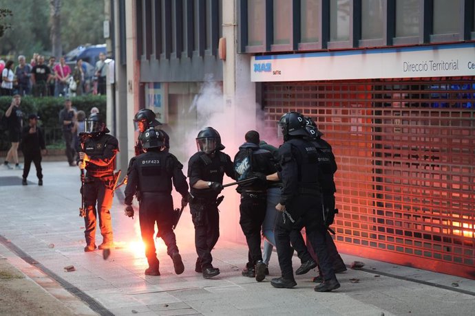 Antidisturbios detenen a manifestants durant els disturbis en una marxa unitària d'entitats propalestinas, organitzada per Prou complicitat amb Israel, en favor de Palestina.