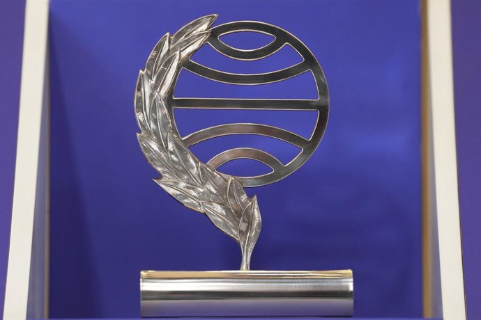 Trofeo del Premio Planeta de Novela antes de una rueda de prensa el día anterior a la entrega del premio Planeta, en el Palau de la Música, a 14 de octubre de 2025, en Barcelona, Catalunya (España). El Premio Planeta, que se celebrará mañana, 15 de octubr