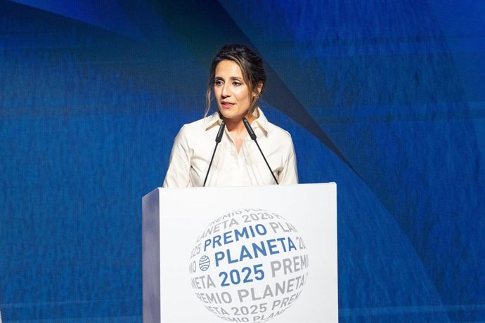 L'escriptora gallega Ángela Banzas ha quedat finalista del Premi Planeta 2025, amb una dotació de 200.000 euros, amb la novel·la 'Quan el vent parli'.