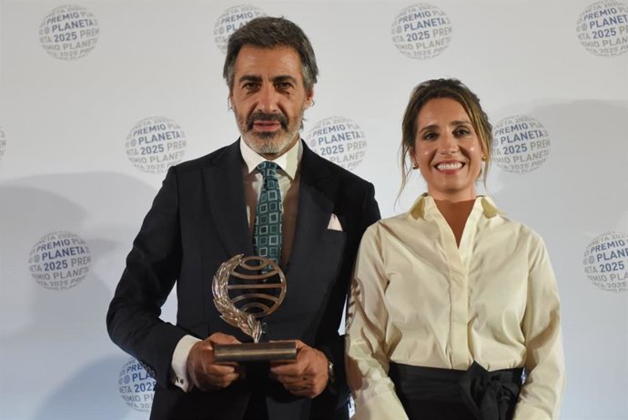 El escritor y comunicador Juan del Val, ganador del Prmio Planeta 2025, y la finalista, la escritora gallega Ángela Banzas.