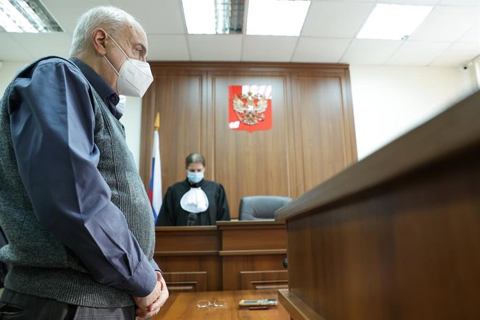 RÚSSIA, YEKATERINBURG - 2 DE OUTUBRO DE 2025: O pai do agente estrangeiro Leonid Volkov, Mikhail Volkov (ambos listados pela Rússia como extremistas e terroristas), recebe sua sentença durante uma audiência no Tribunal Distrital de Kirovsky. Detido em 3 d