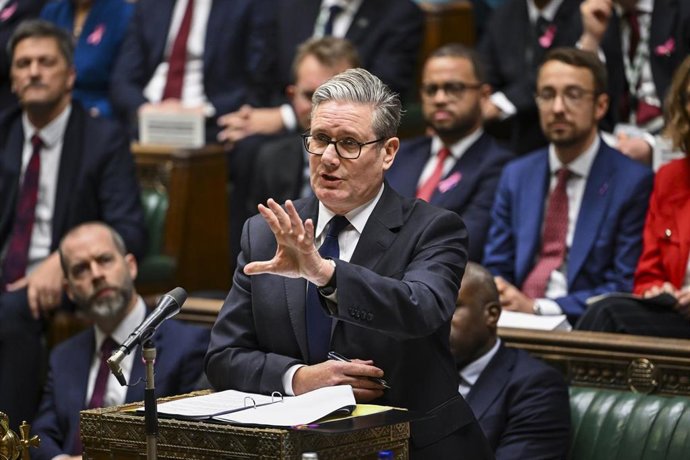El primer ministro de Reino Unido, Keir Starmer, interviene durante la sesión de preguntas al primer ministro en la Cámara de los Comunes
