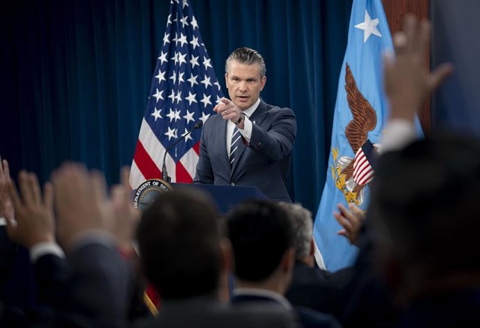 Archivo - El secretario de Defensa de Estados Unidos, Pete Hegseth, da la palabra a uno de los periodistas presentes en una rueda de prensa en el Pentágono