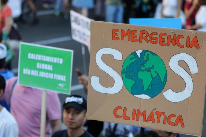 Archivo - Marcha en Madrid por la segunda huelga mundial por el clima convocada por Fridays For Future, Alianza por el Clima, Alianza por la Emergencia Climática y 2020 Rebelión por el Clima, a 27 de septiembre de 2019.