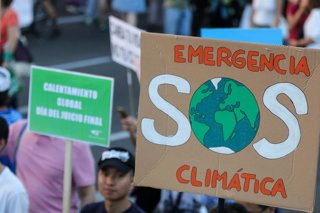 Archivo - Marcha en Madrid por la segunda huelga mundial por el clima convocada por Fridays For Future, Alianza por el Clima, Alianza por la Emergencia Climática y 2020 Rebelión por el Clima, a 27 de septiembre de 2019.