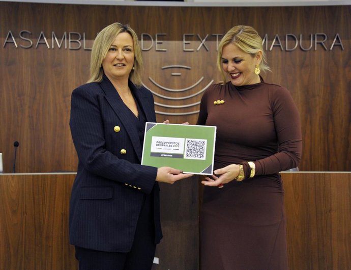 Archivo - La presidenta de la Asamblea, Blanca Martín, recibe el proyecto de Presupuestos para 2025 de manos de la consejera de Hacienda, Elena Manzano.