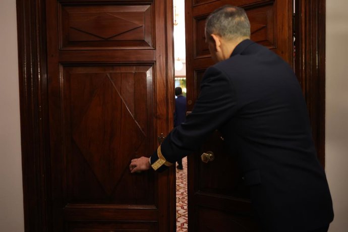 Archivo - Arquivo - Um funcionário fecha a porta de uma das salas do Congresso dos Deputados, em 16 de dezembro de 2022, em Madri (Espanha). A Ministra da Defesa comparece ao Congresso para se apresentar a portas fechadas e discutir o uso de fundos reserv