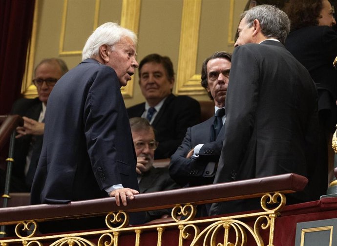Archivo - Los expresidentes del Gobierno Felipe González (2i); José María Aznar (2d) y José Luis Zapatero (1d) conversan durante un acto en el Congreso en 2023.