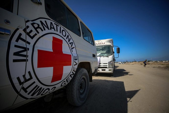15 de outubro de 2025, Dair El-Balah, Faixa de Gaza, Território Palestino: Membros do Comitê Internacional da Cruz Vermelha (CICV) esperam perto do portão da fronteira de Kisufim, no centro de Gaza, para receber os corpos de cerca de 60 palestinos detidos