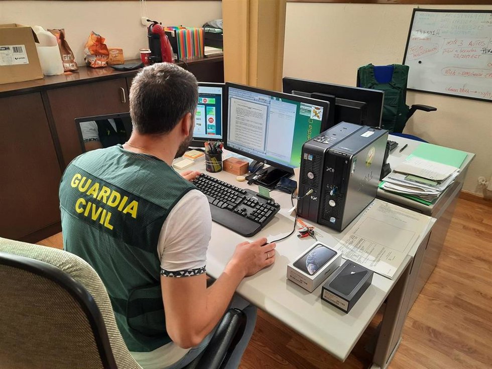 Archivo - El método de estafa del 'hijo en apuros' implica la suplantación de identidad para obtener dinero de la víctima.