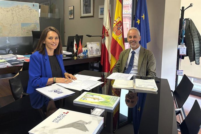 El titular de Educación, Sergio Silva, y la alcaldesa de Santa Cruz de Bezana, Carmen Pérez