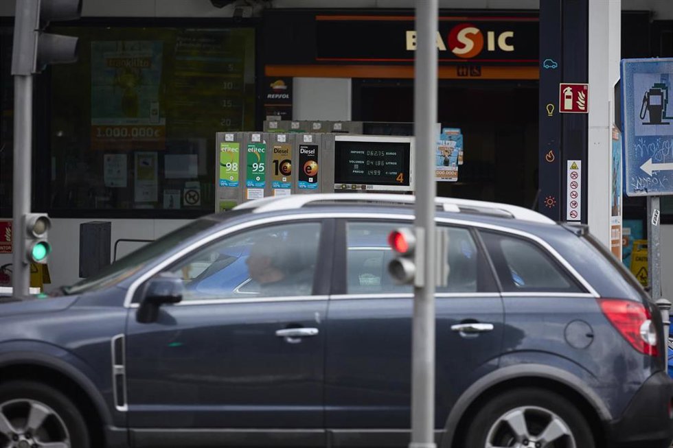 Archivo - Una gasolinera, a 31 de agosto de 2024, en Madrid (España). El precio de los carburantes en España ha encadenado esta semana una nueva bajada de cara a la operación retorno de las vacaciones de verano y ha marcado un nuevo mínimo anual en el c