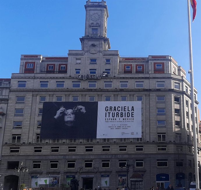 Lona en la sede de Unicaja de Asturias: 'Graciela Iturbide: España y México', dedicada a la artista mexicana, distinguida con el Premio Princesa de las Artes 2025.