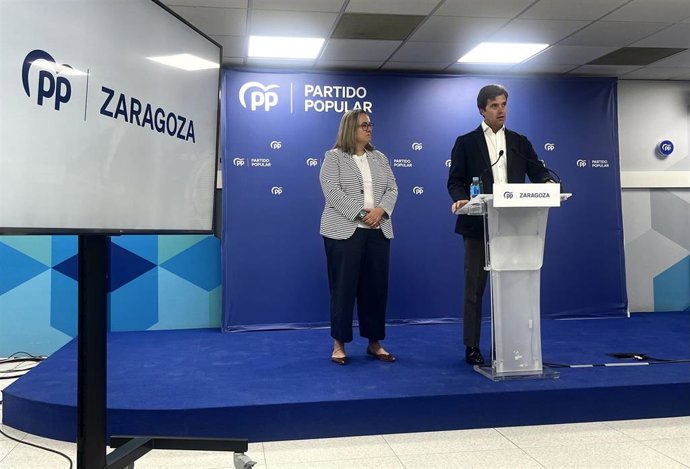 El presidente del PP-Zaragoza, Ramón Celma, junto a la secretaria general de los 'populares' en la provincia, María Carmen Lázaro.