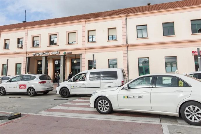 Imagen de taxis en la estación de tren de Pamplona