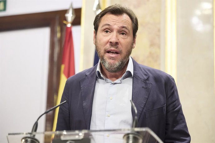 El ministro de Transportes y Movilidad Sostenible, Óscar Puente, ofrece una rueda de prensa tras una sesión plenaria, en el Congreso de los Diputados, a 7 de octubre de 2025, en Madrid (España). El pleno del Congreso vota hoy el embargo de armas a Israel 