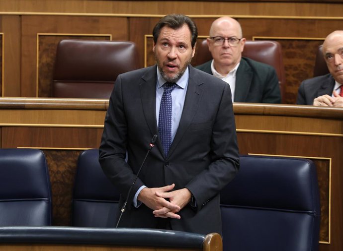 O Ministro dos Transportes, Óscar Puente, durante uma sessão de controle do governo no Congresso em 15 de outubro de 2025, em Madri (Espanha). Sumar, Bildu e BNG apoiam a convocação de greves e paralisações em apoio a Gaza com os ausentes.