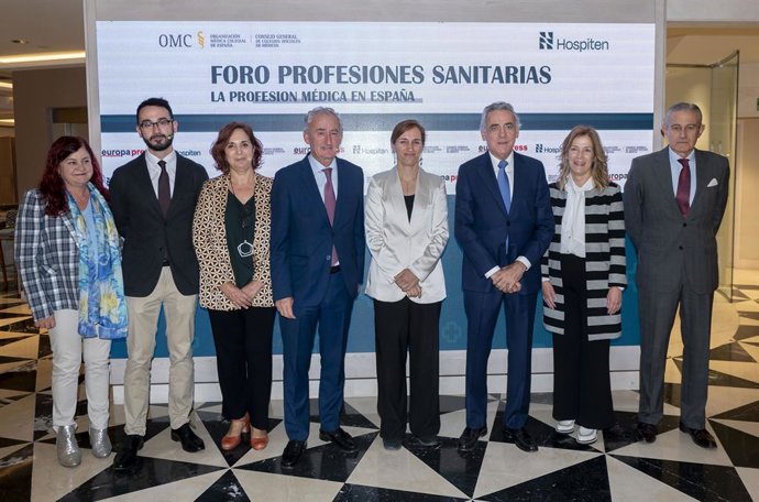 A Ministra da Saúde, Mónica García, e a Presidente da Europa Press, Asís Martín de Cabiedes, durante o 'Fórum de Profissões da Saúde: A profissão médica na Espanha', no Hotel Hesperia Madrid, em 16 de outubro de 2025, em Madri (Espanha). A reunião