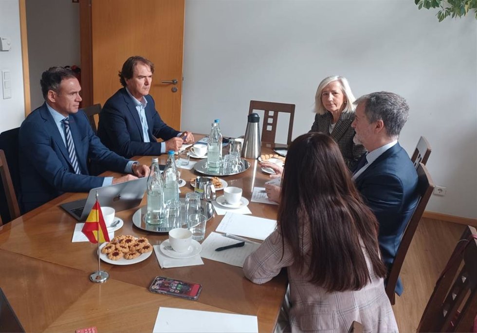 El Director General de Proyectos Estratégicos y Coordinación Orgánica, David Pérez-Dionis, y representantes de la Oficina Comercial de la Embajada de España en Alemania