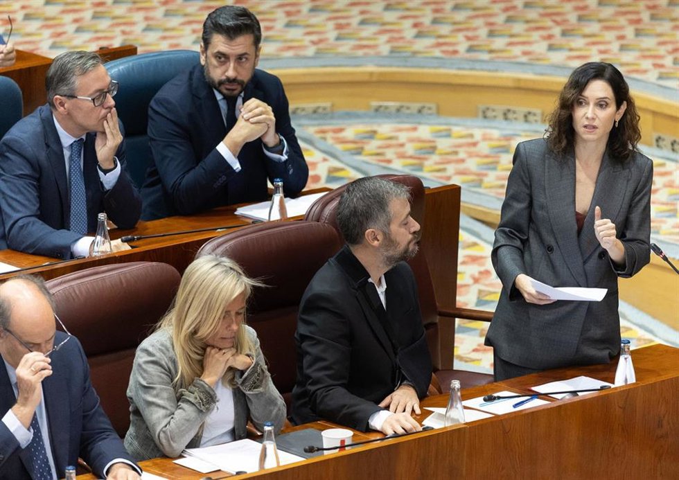La presidenta de la Comunidad de Madrid, Isabel Díaz Ayuso, durante un pleno en la Asamblea de Madrid, a 16 de octubre de 2025, en Madrid (España).