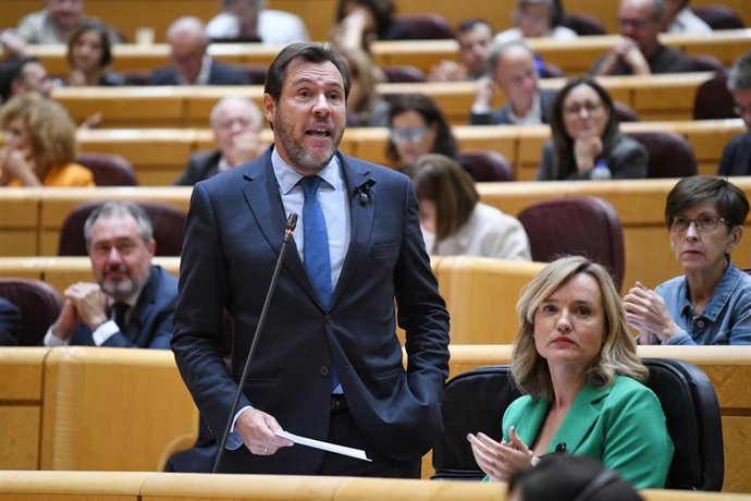 El ministro de Transportes y Movilidad Sostenible, Óscar Puente, durante una sesión de control al Gobierno, en el Senado, a 7 de octubre de 2025, en Madrid (España). Una semana más la oposición ha sometido al Gobierno a una sesión de control que se ha cen