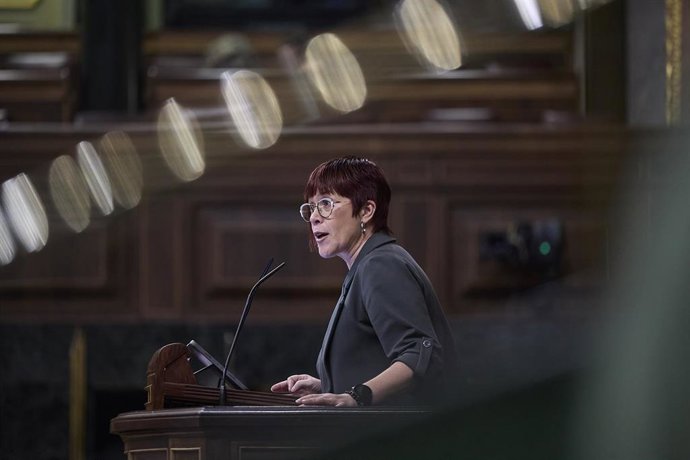 La diputada del Grupo Mixto Águeda Micó interviene durante una sesión plenaria, en el Congreso 