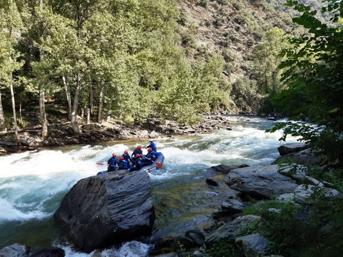 Archivo - Personas haciendo rafting en un barranco de la provincia de Lleida