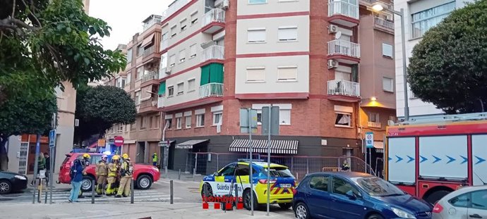 Els Bombers inspeccionant el bloc afectat 