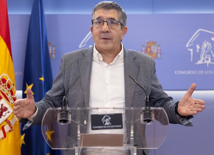 O porta-voz do PSOE no Congresso, Patxi López, durante uma coletiva de imprensa, após a Reunião de Porta-vozes, no Congresso, em 14 de outubro de 2025, em Madri (Espanha).